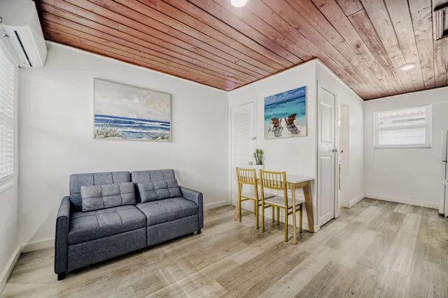 1 Bedroom, 1 Bath · Pineapple 102