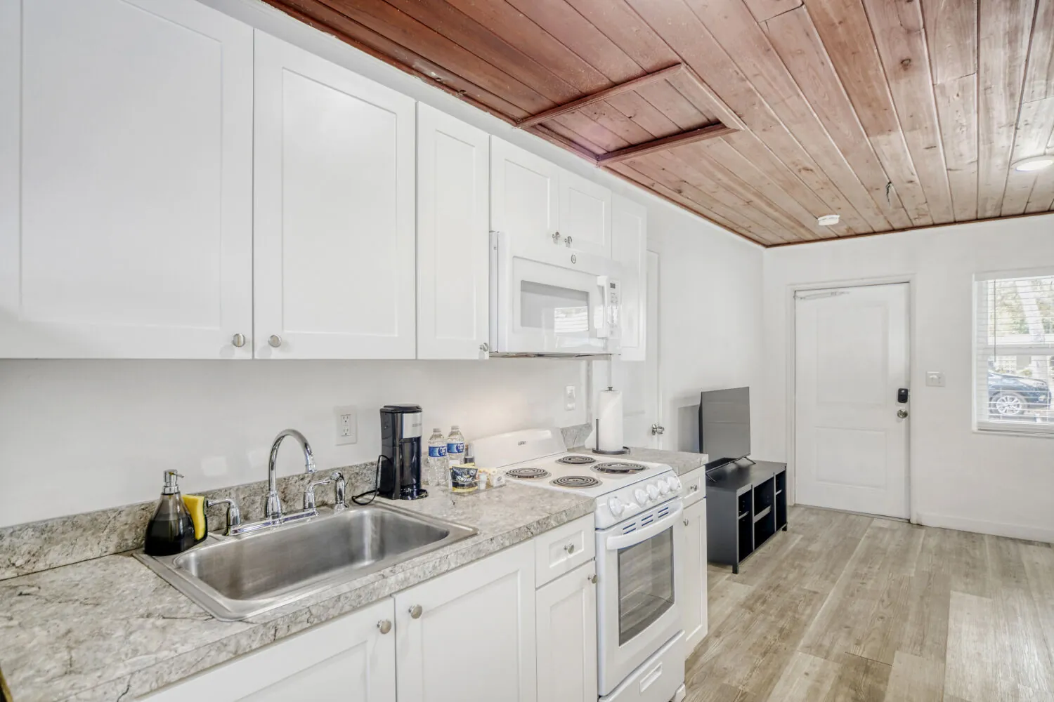 1 Bedroom, 1 Bath · Pineapple 102 - Image 4