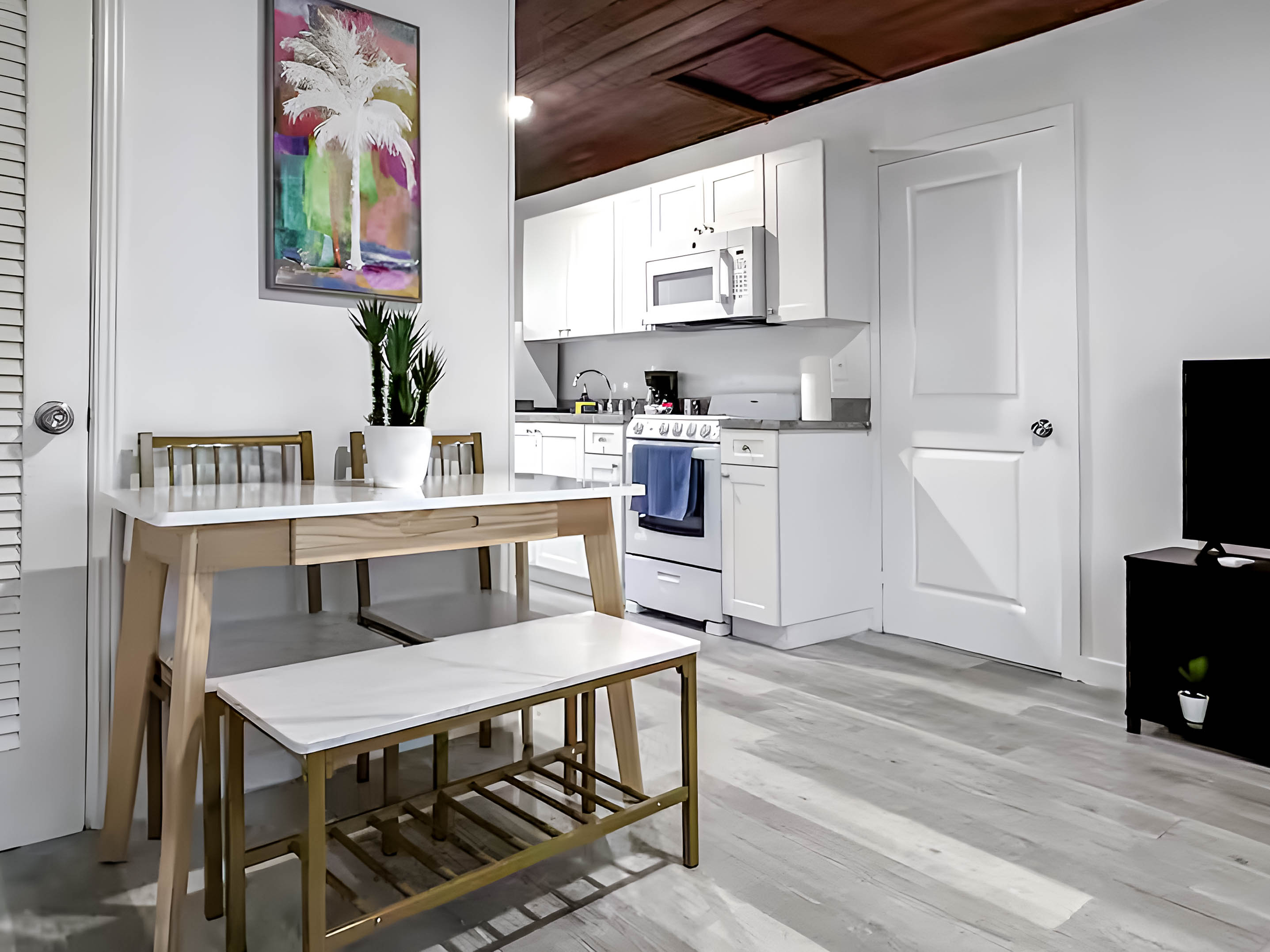 1 Bedroom, 1 Bath · Pineapple 102 - Image 2