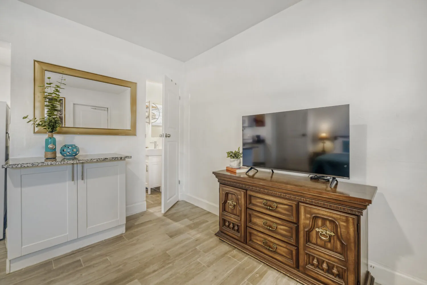 Studio — Comfort · Pineapple 104 - Image 1