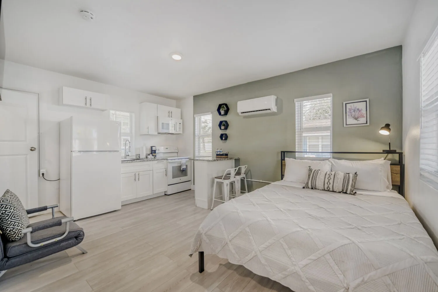 Studio — Comfort · Unit 2538 - Image 1